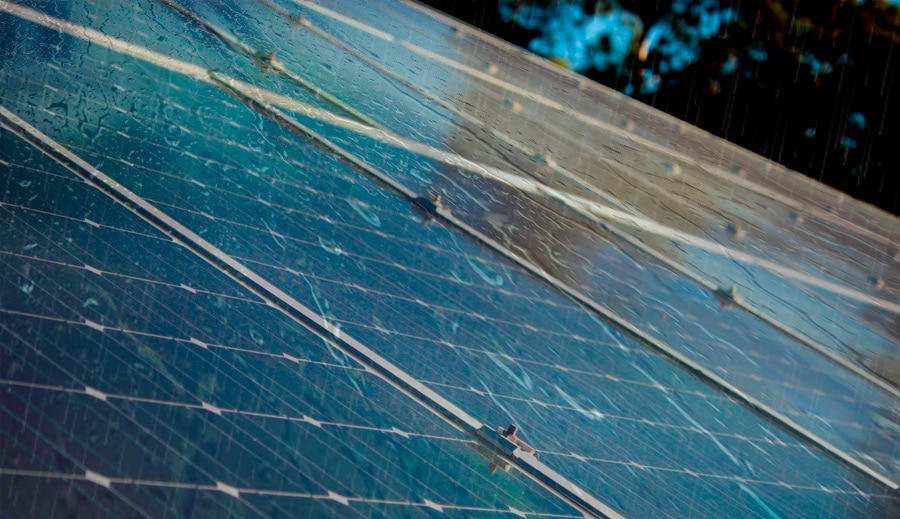 imagem placa solar na chuva