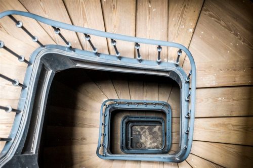 As escadas interiores do Palacete Mendonça, numa imagem do documentário que hoje antestreia