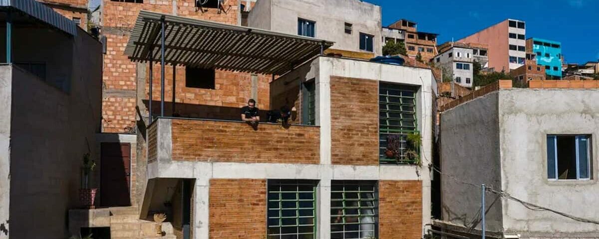 Foto da fachada casa na periferia de Belo Horizonte é indicada para prêmio internacional de arquitetura. Crédito: Leonardo Finotti