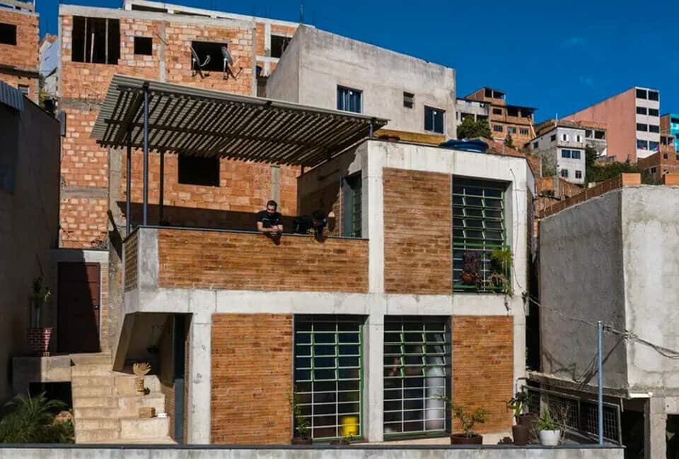 Foto da fachada casa na periferia de Belo Horizonte é indicada para prêmio internacional de arquitetura. Crédito: Leonardo Finotti
